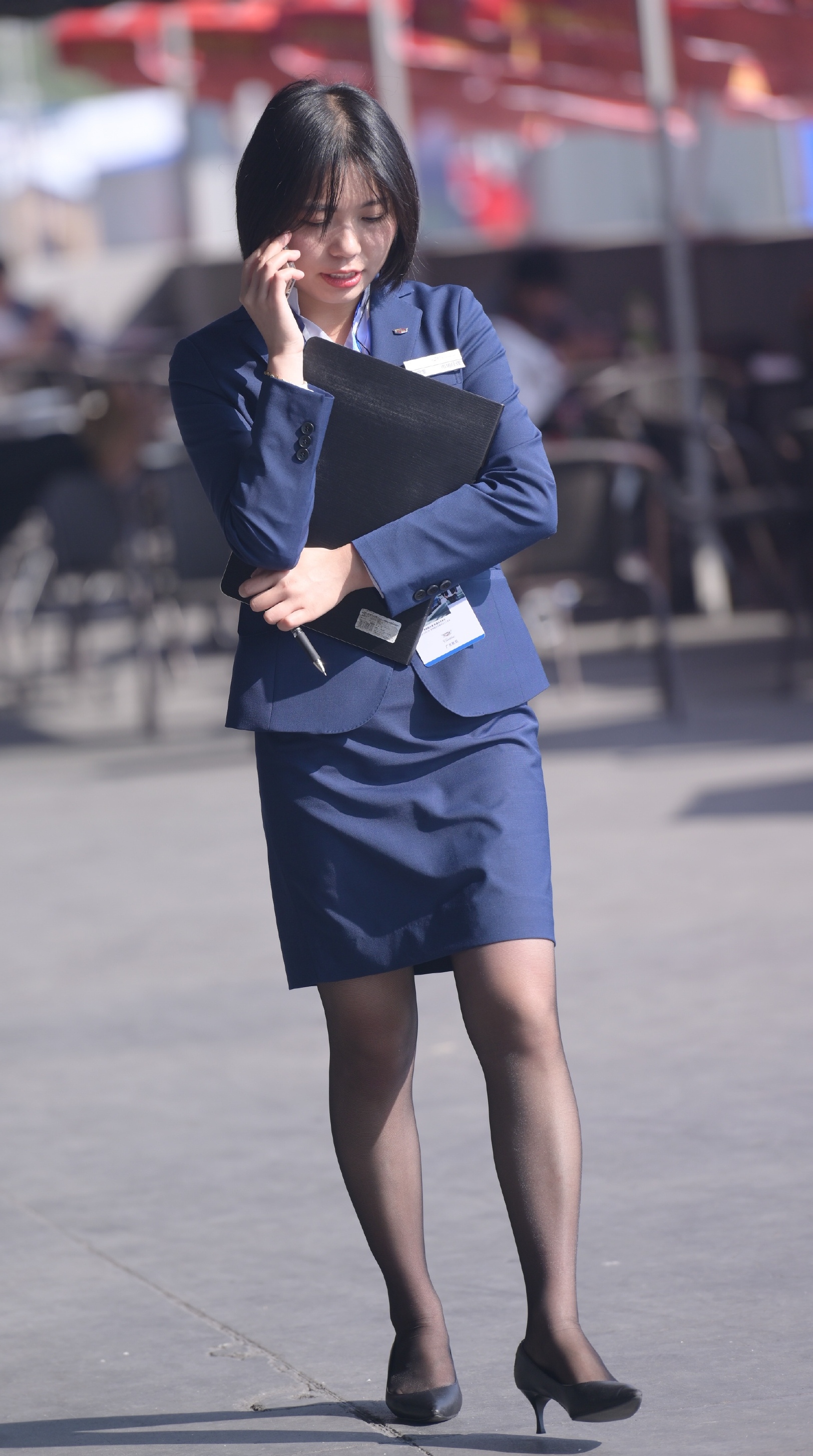 阳光明媚,街拍美女的职业装