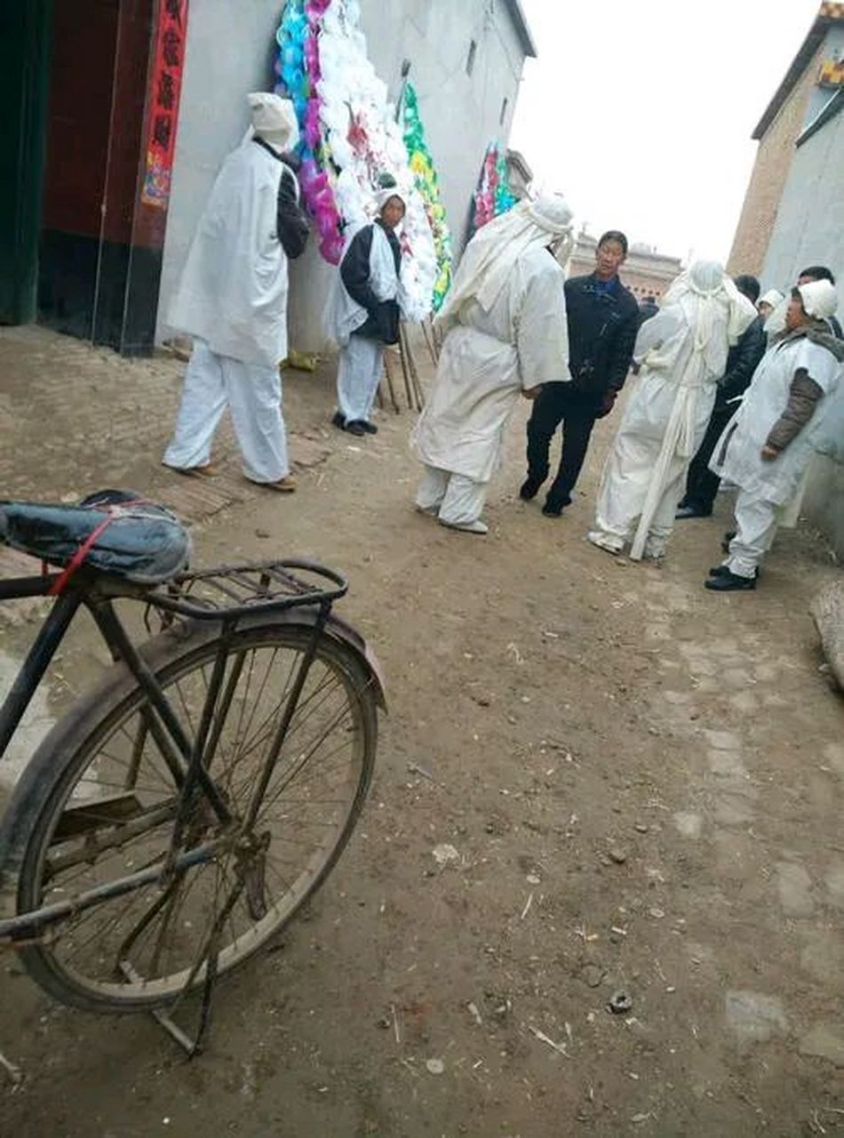 农村家里老人去世,孝子坚守当地一系列的传统规矩,它不是迷信,它是老