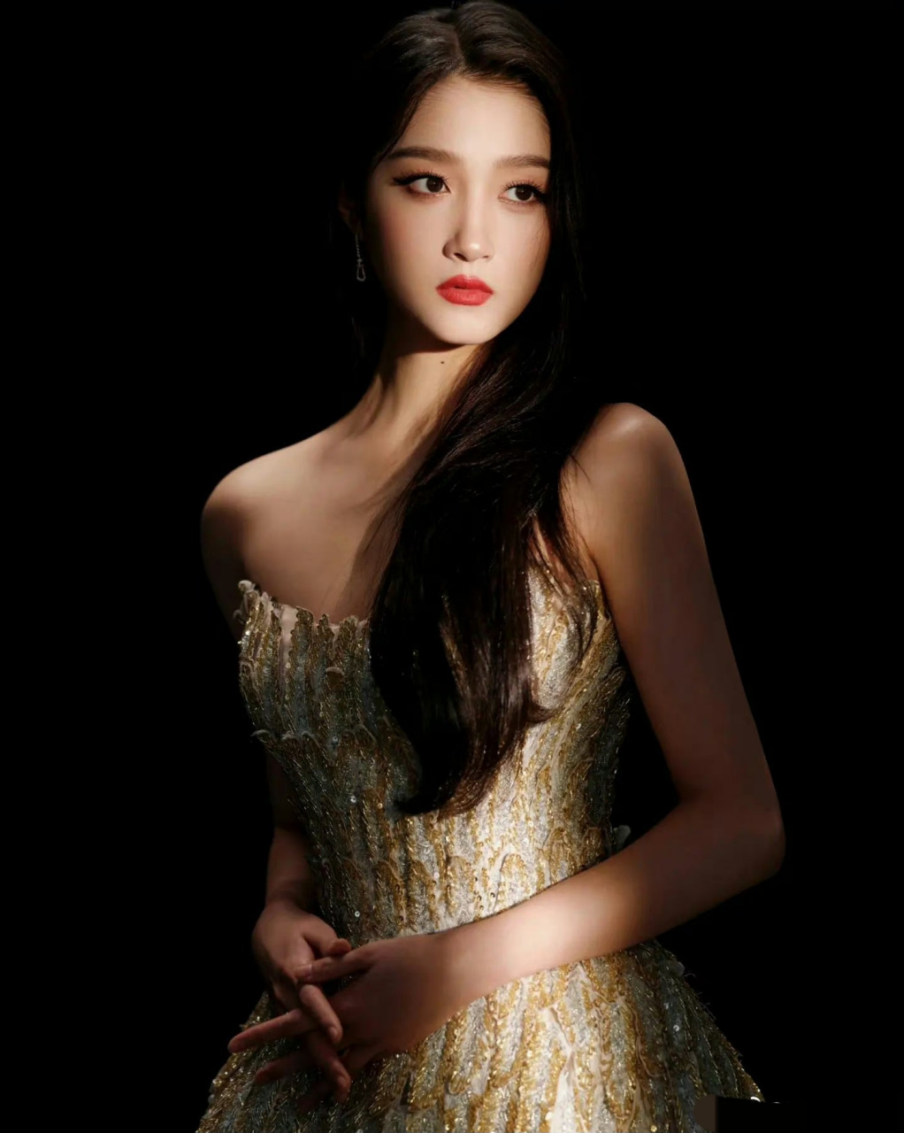 关晓彤气质真好,鎏金亮片抹胸裙,气质优雅.