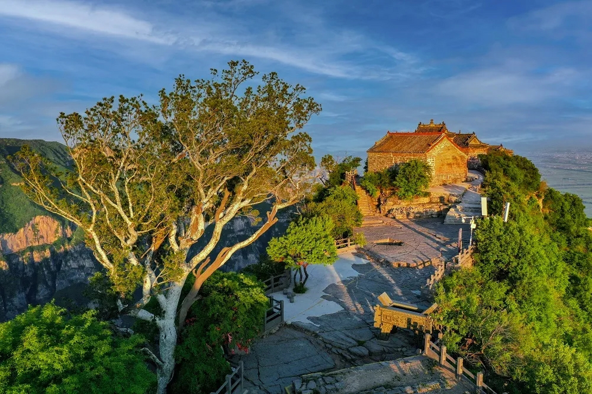 如果你游览过焦作神农山,那一定不要错过紫金顶.如果你到过紫金顶,一