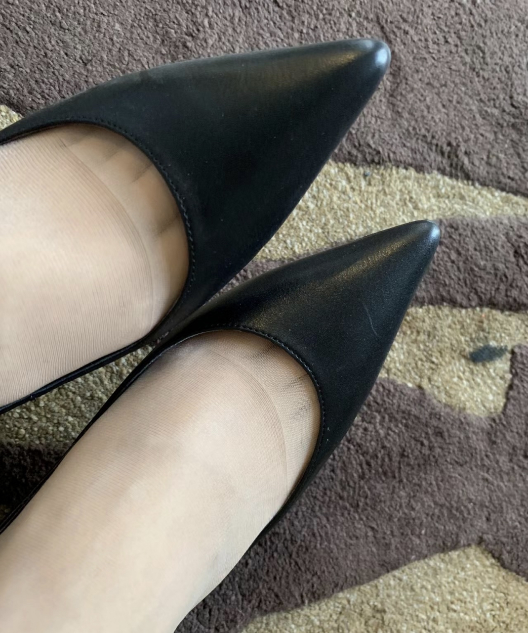 丝袜搭配黑色高跟鞋属于什么职业女生穿的呢