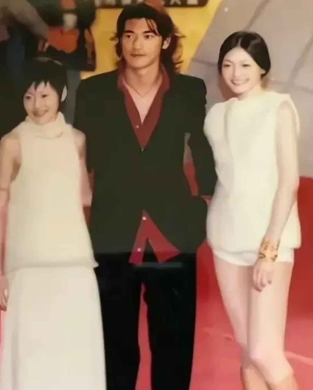 这是多年前,金城武和大s小s姐妹的一张合照,照片中的金城武留着长发