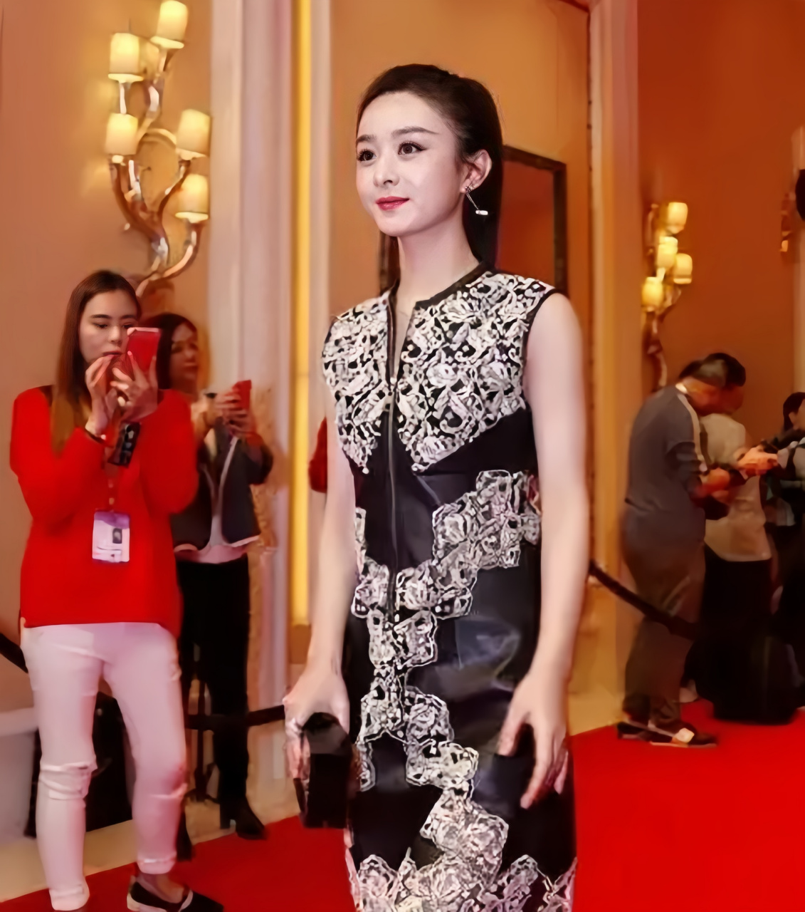 赵丽颖的时尚造型真是令人惊叹,她穿着皮裙蕾丝刺绣设计展现出了迷人