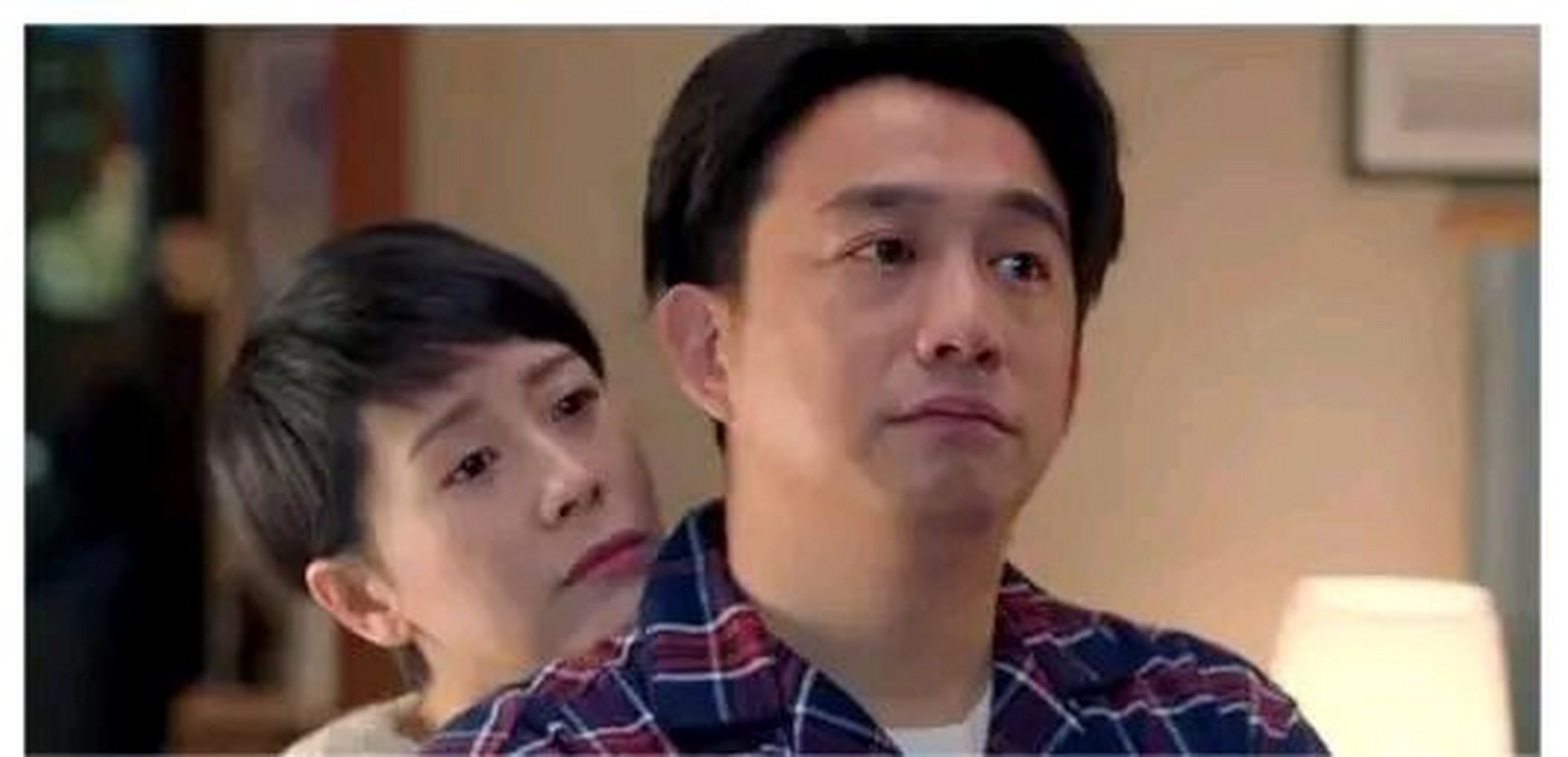 海清上大学的时候一次抽3根烟,被老师黄磊抓个正着住,黄磊怒道:"女