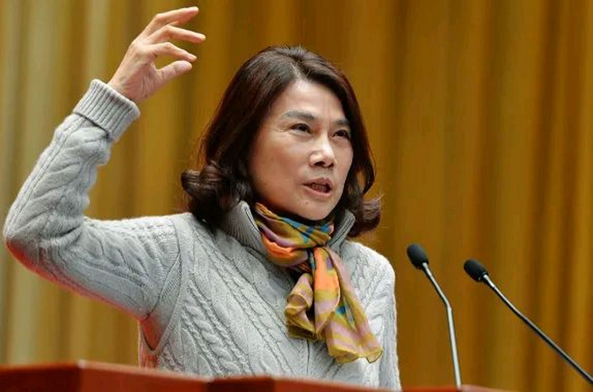 有一次,在众目睽睽之下,马云故意调侃董明珠:"像我这样的男人,你看得