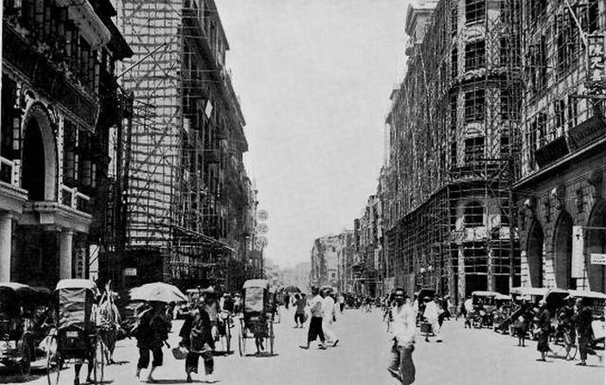 老照片  民国时期  繁华的广州城,随处可见为生活奔波的黄包车夫