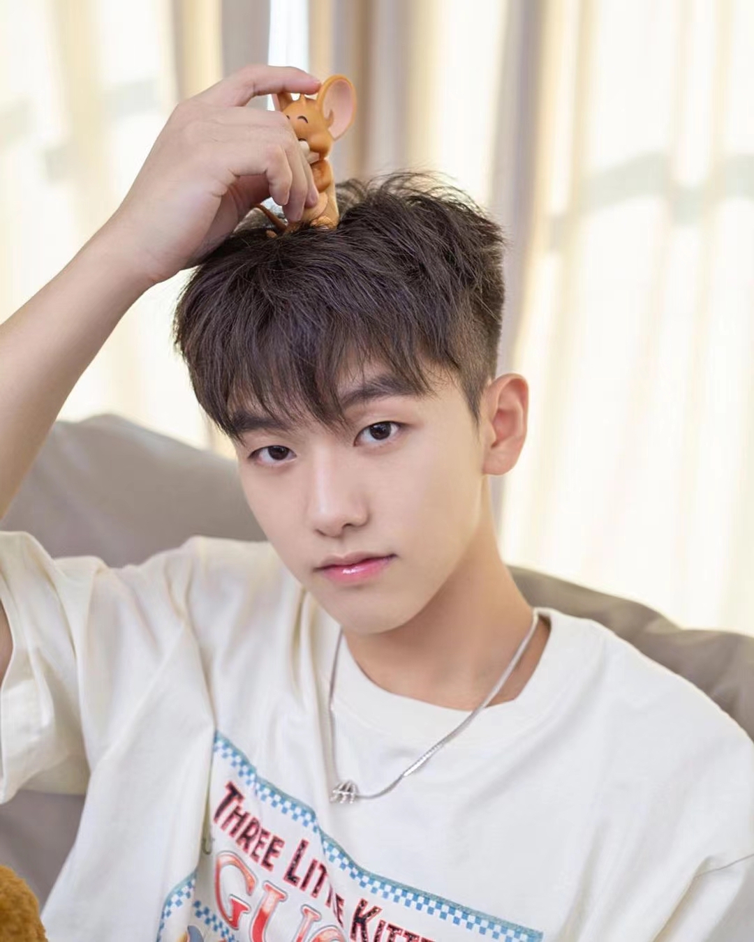 奶萌帅气的00后小鲜肉,五官俊朗的他,更有质感精致的肌肉和线条