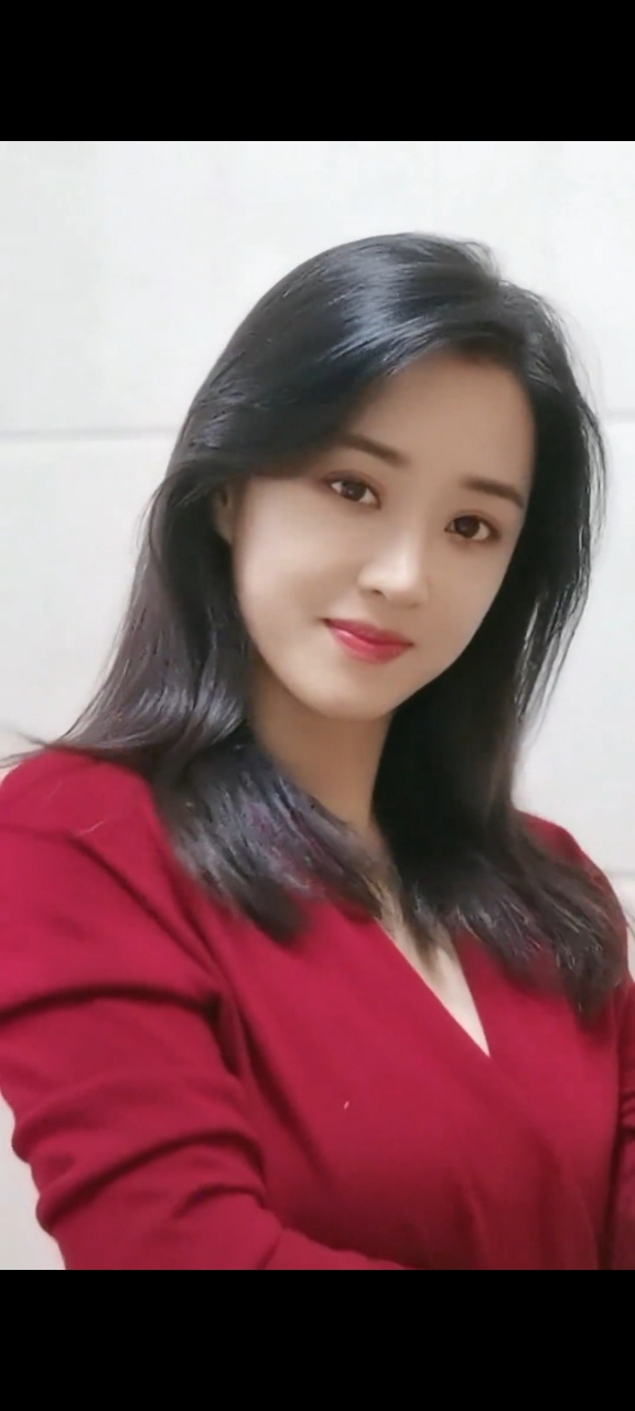 三妮阿姨是一位短视频博主,以独特的知性气质和阳光形象吸睛无数.