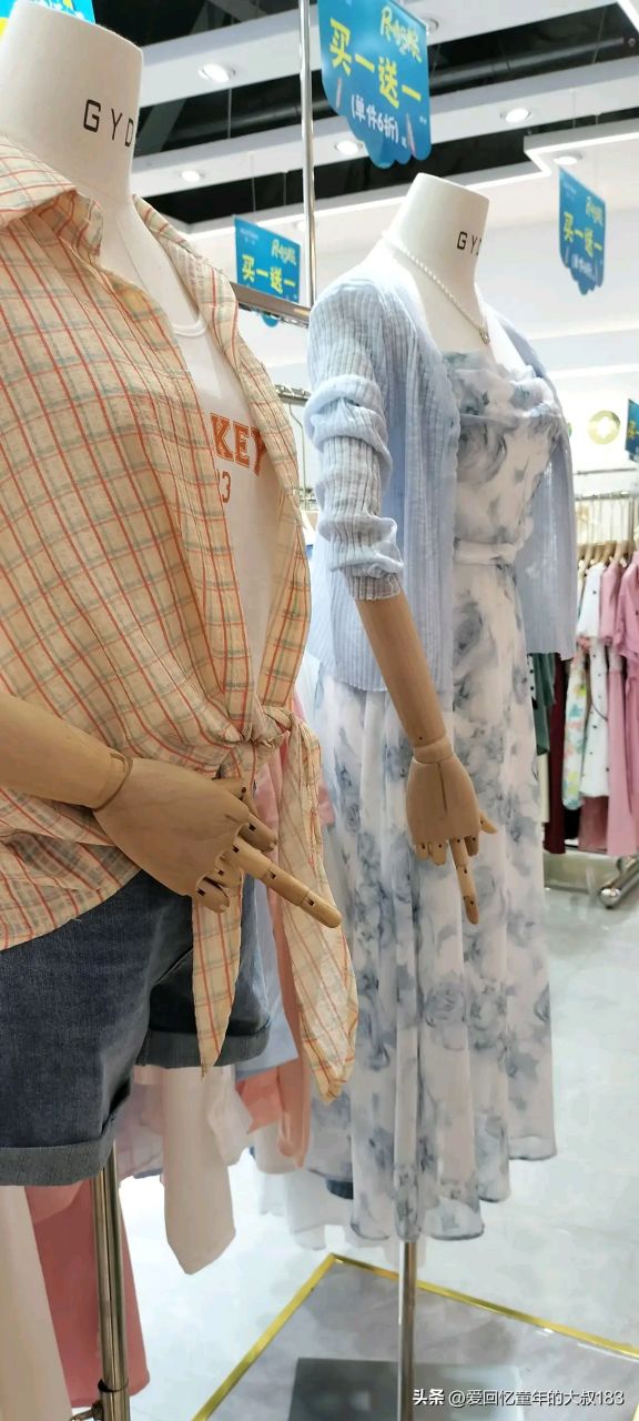 6月18日,北京商场里的女装试衣模特,从侧面看起来像薄如纸片,毫无人体