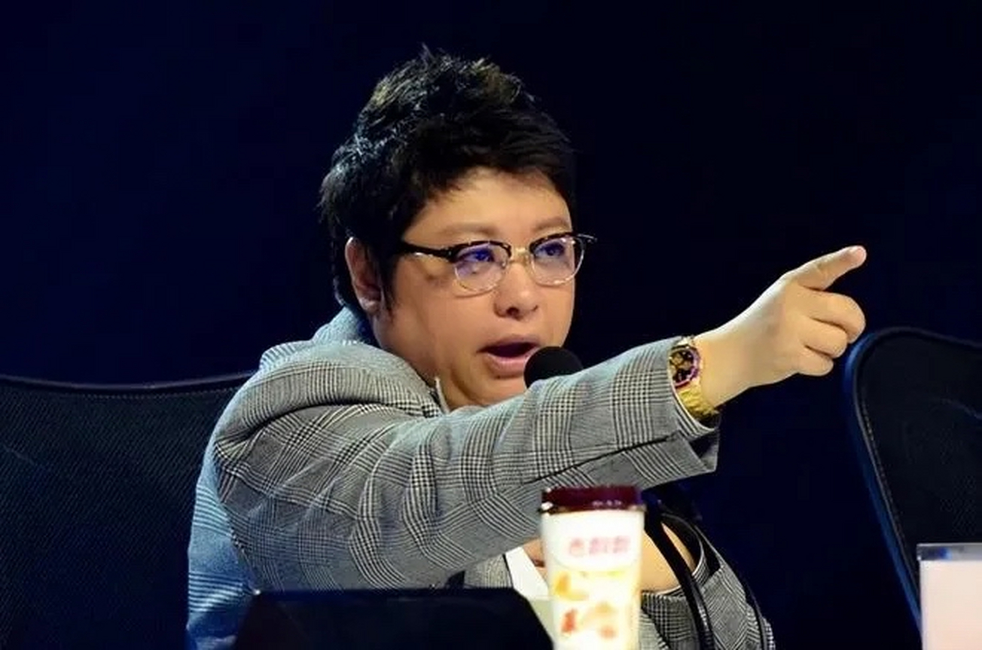 唱得真差!"  董卿在荧幕前总是微笑着,显得温婉大方.