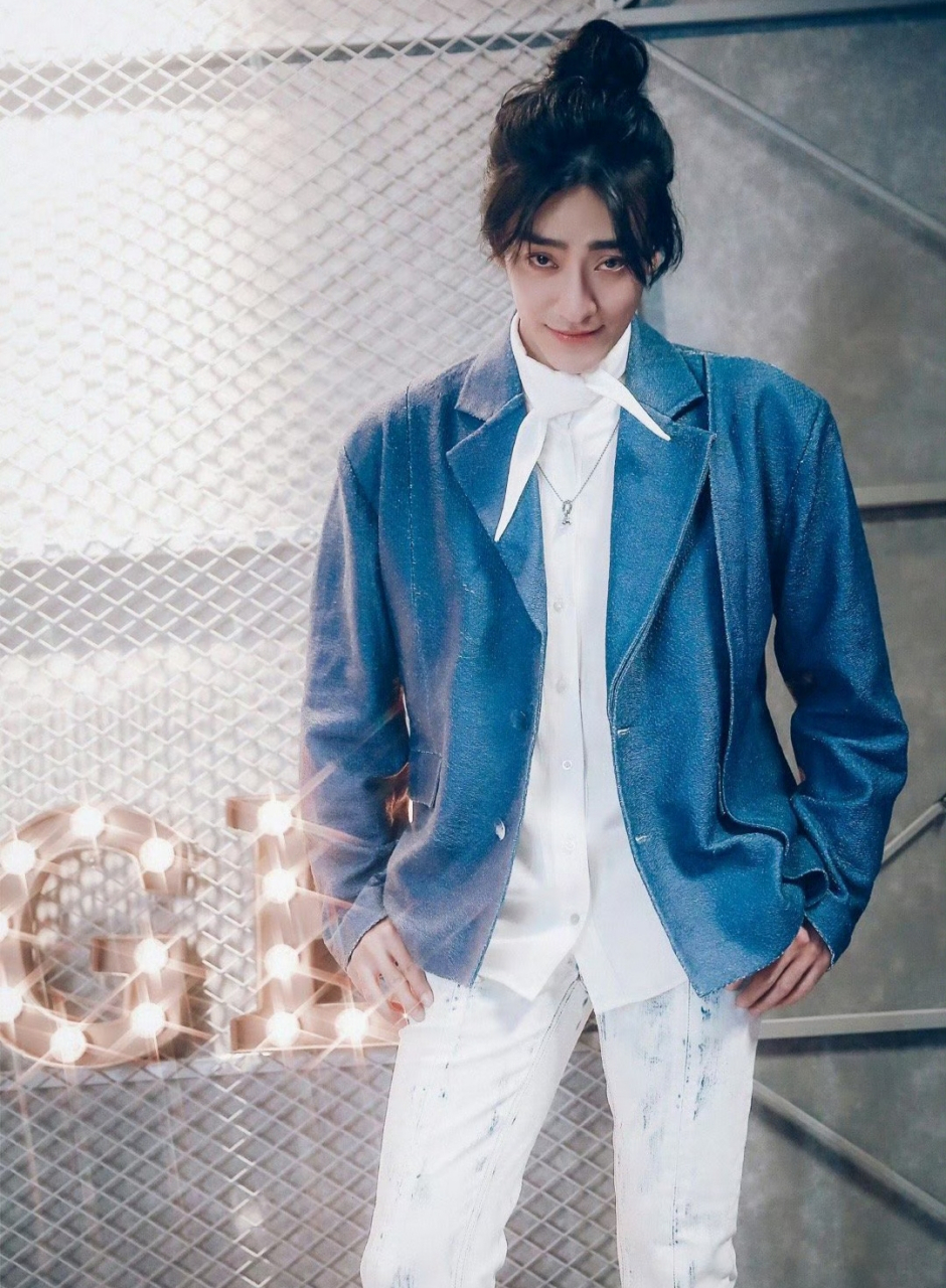 内娱男星丸子头图鉴……好神奇啊,好像越糙的人扎这个头发越有那位儿