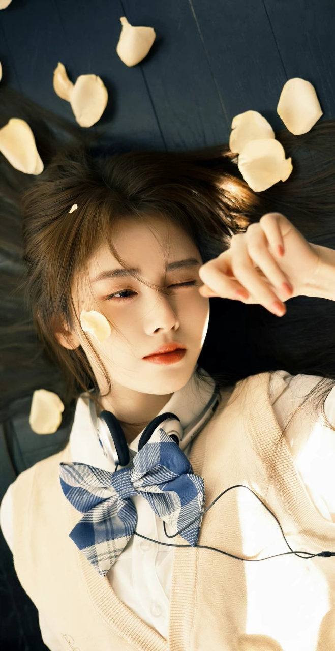 鞠婧祎# 一身学院风jk制服造型,黑长直发披肩,清纯甜美,纯欲学姐稚眄