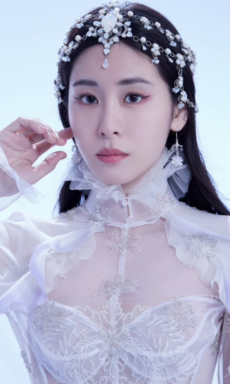 张碧晨演唱会宣传照出炉,少见古风形象让人眼前一亮,头饰华丽又贵气