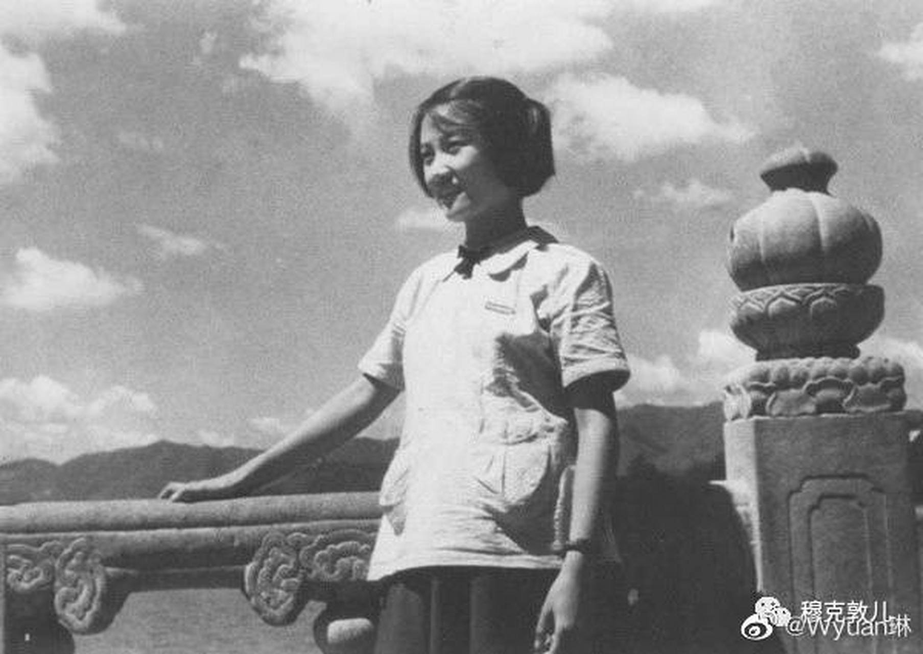 韩瀚《重量》 她把带血的头颅, 放在生命的天平上, 让所有苟活者, 都