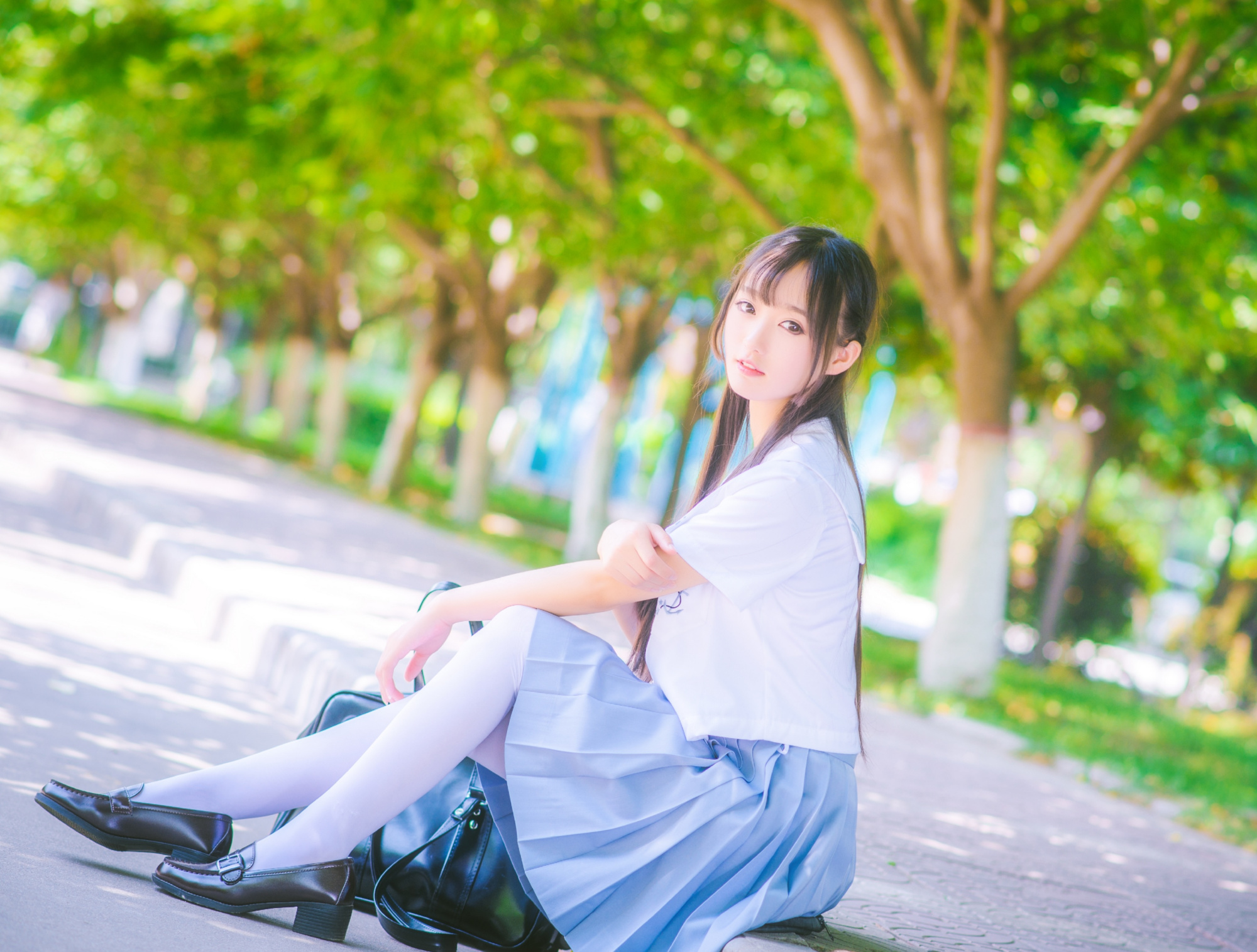 在林荫小道里巧笑嫣然的"白丝"jk少女,放学后要一起去约会吗?