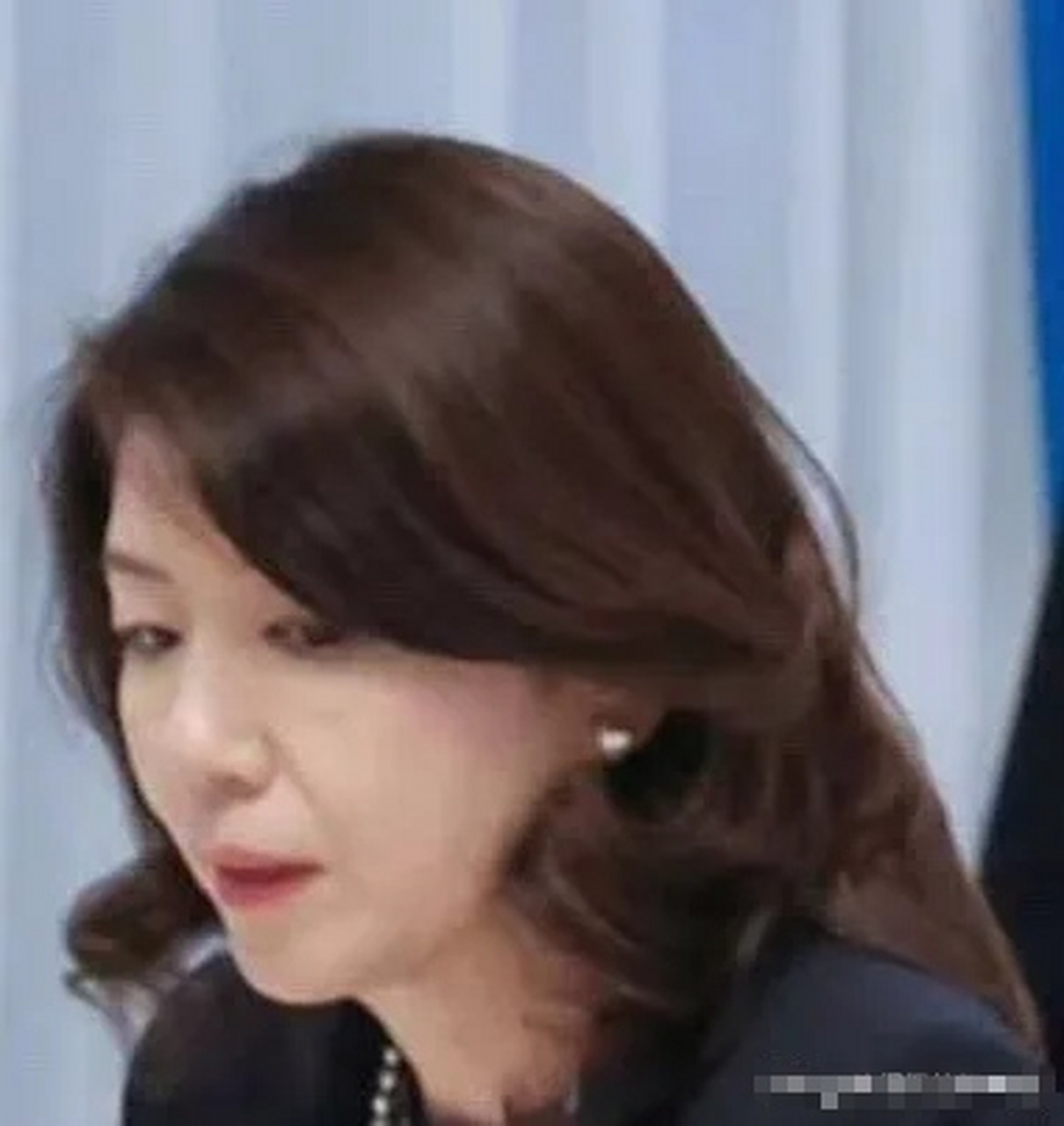 韩国总统夫妇宴请日本首相夫妇,看到日本第一夫人那嫌弃的表情,就知道