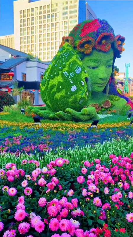 昆明金碧广场立体花坛雕塑热情欢迎你的到来