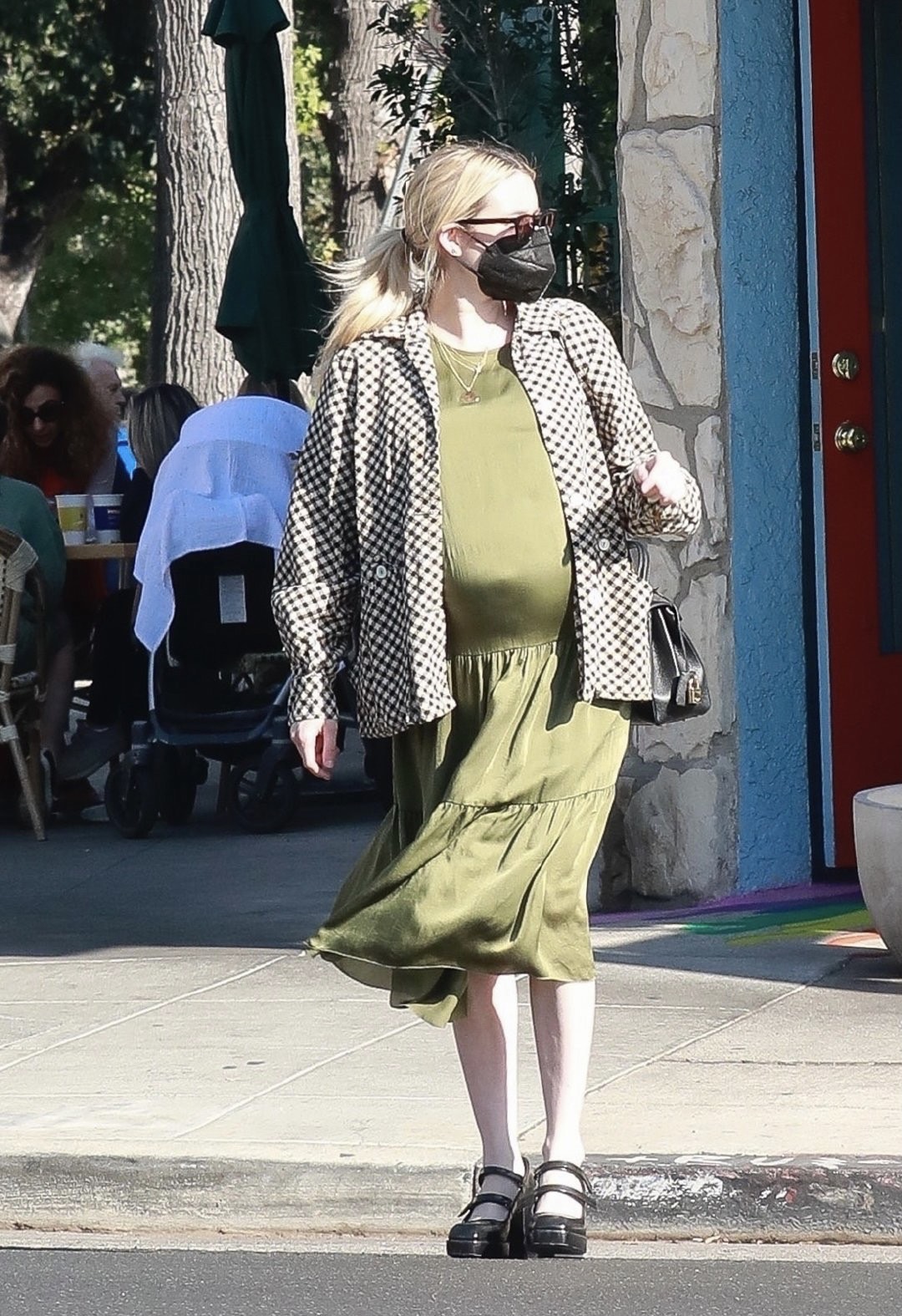 太美了!孕中艾玛·罗伯茨(emmaroberts)洛杉矶外出新街拍