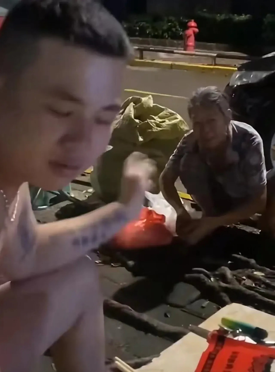 广东,纹身光膀男子和朋友在路边喝酒吃夜宵,一个拾荒大娘却"不识相"