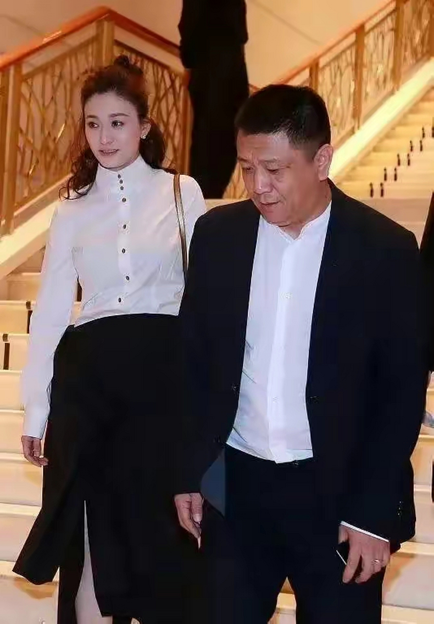 果然嫁对了人,真的能越活越年轻,李小冉与老公徐佳宁一起出席活动时