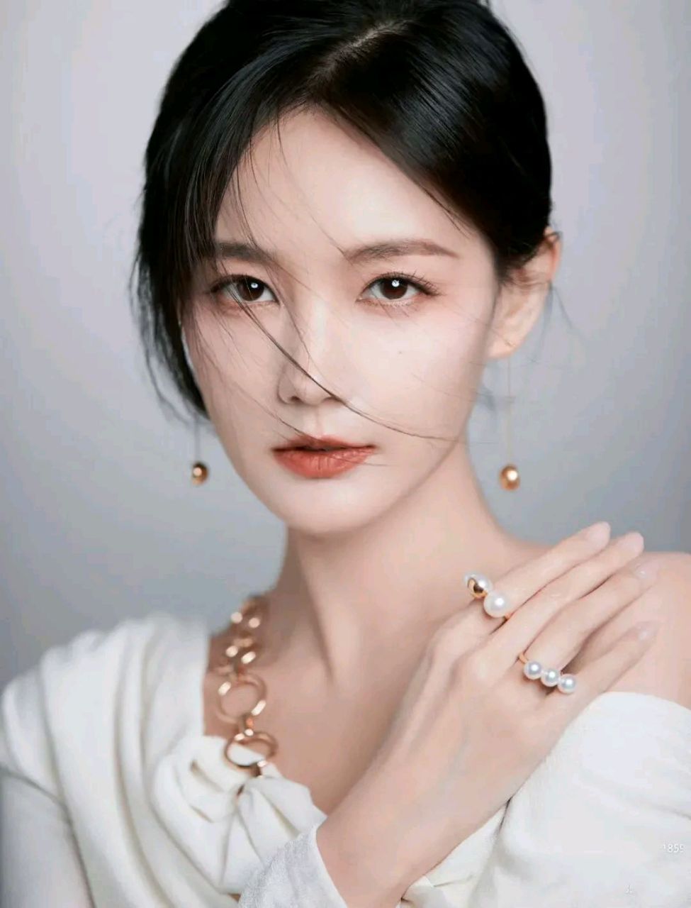 李一桐,1990年9月6日出生于山东省济南市,毕业于北