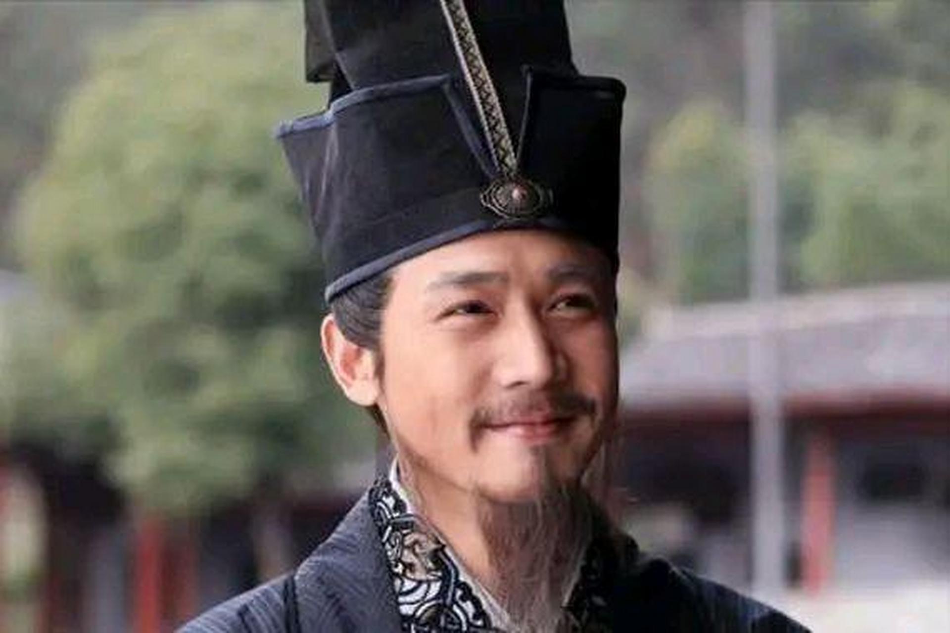 一天,宋朝大臣寇准过生日喝多了,竟然穿出了一件龙袍,且大摇大摆四处