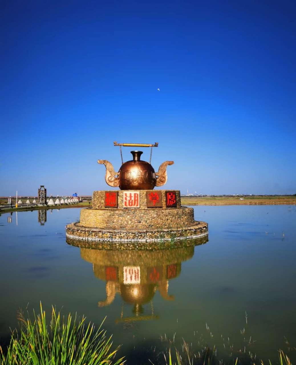 通湖草原,位于宁夏和内蒙交界处的腾格里大沙漠腹地,宁夏回族自治区
