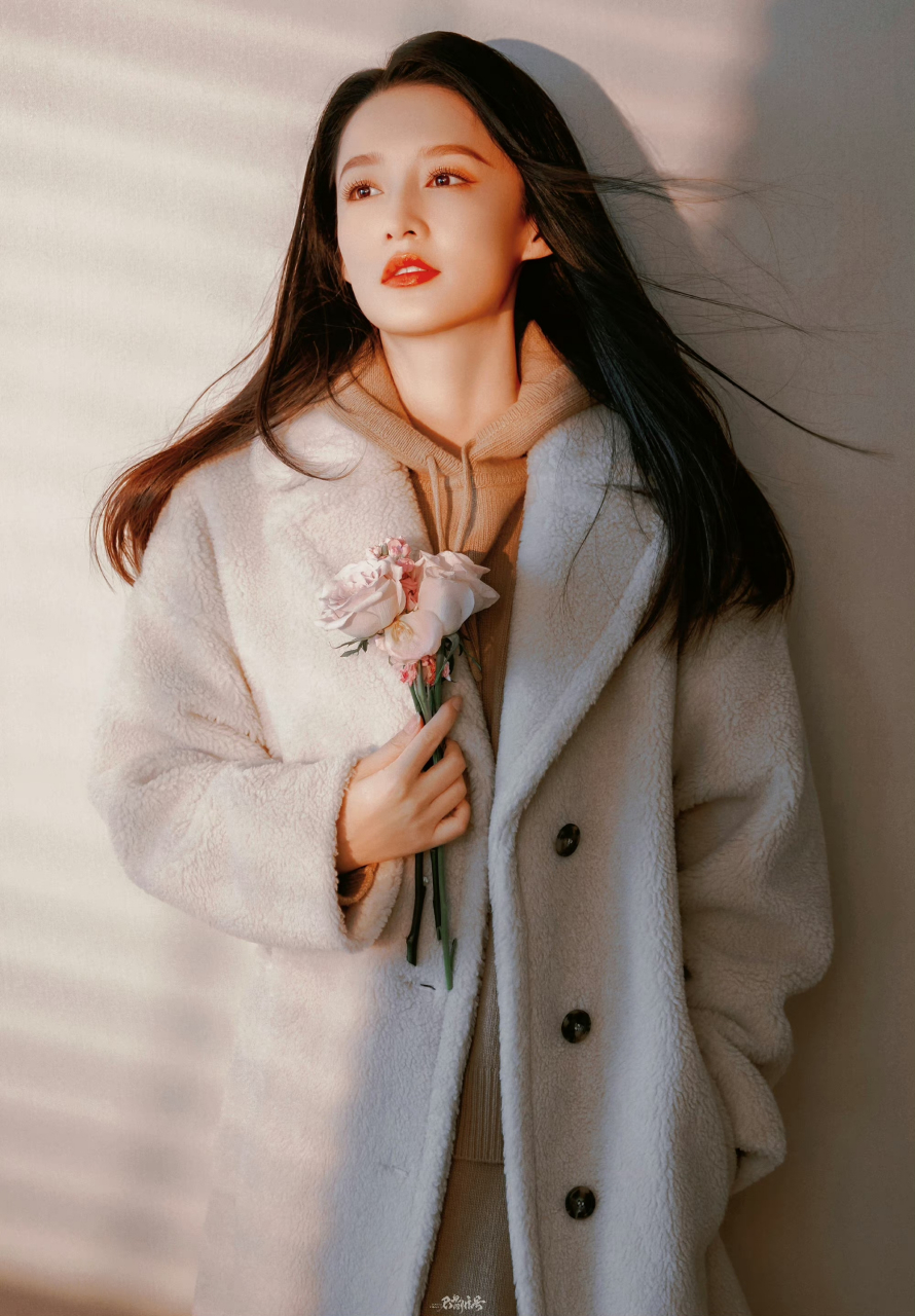 李沁穿大衣好美