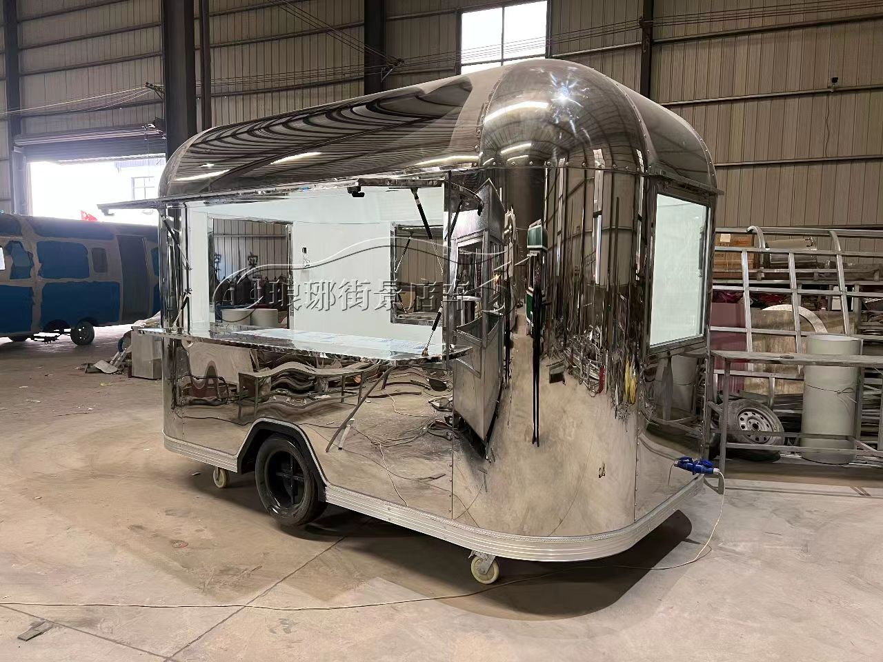 小巧玲珑的拖挂餐车
