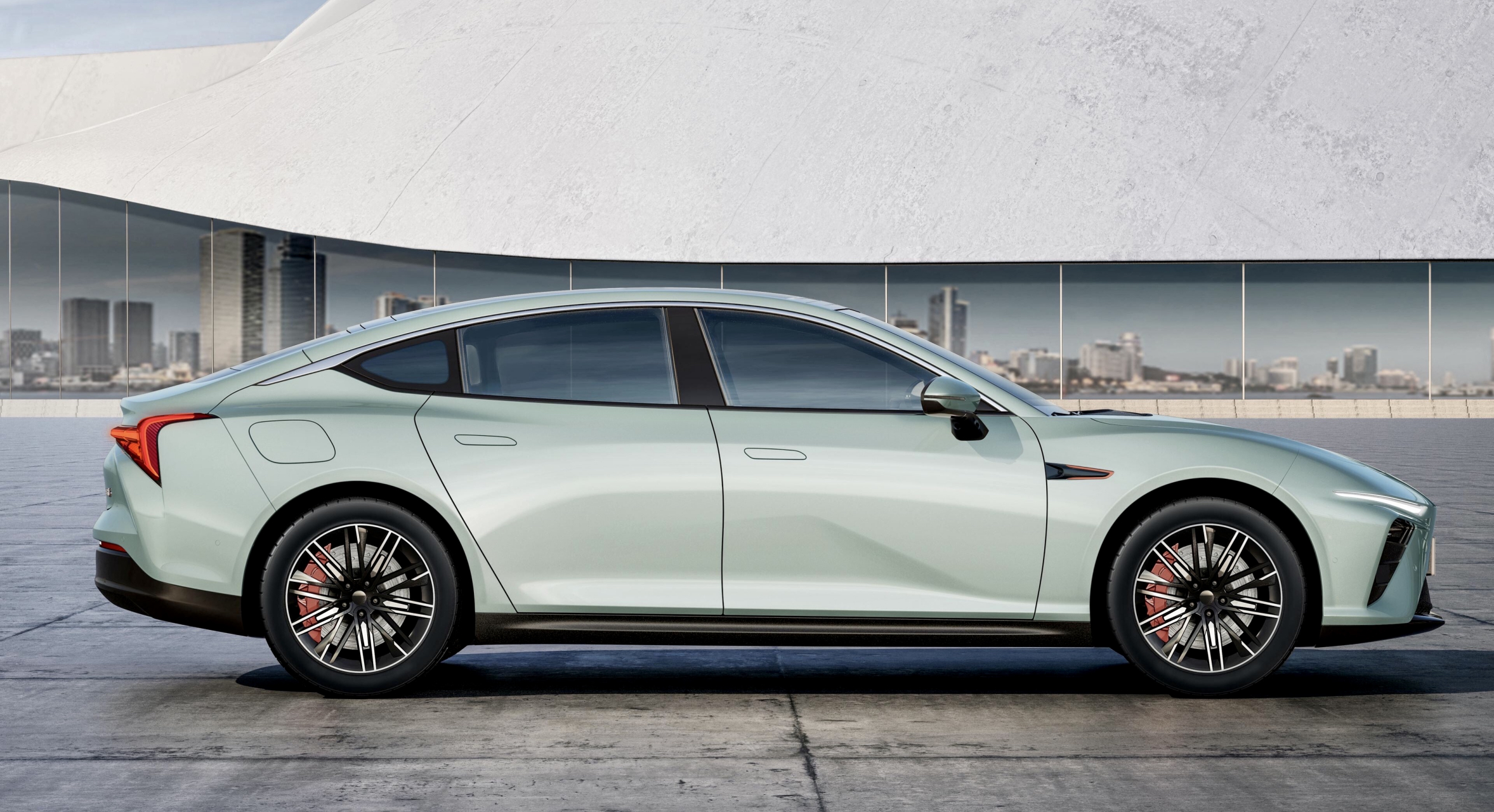 哪吒s可能是国内新能源汽车中外形设计最好看的轿车之一了!