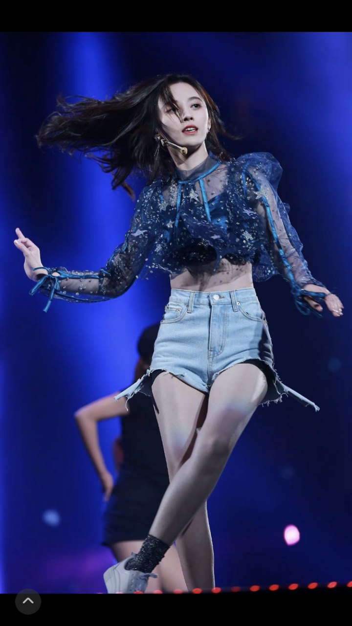 鞠婧祎的大长腿,小细腰,她的舞台造型很好