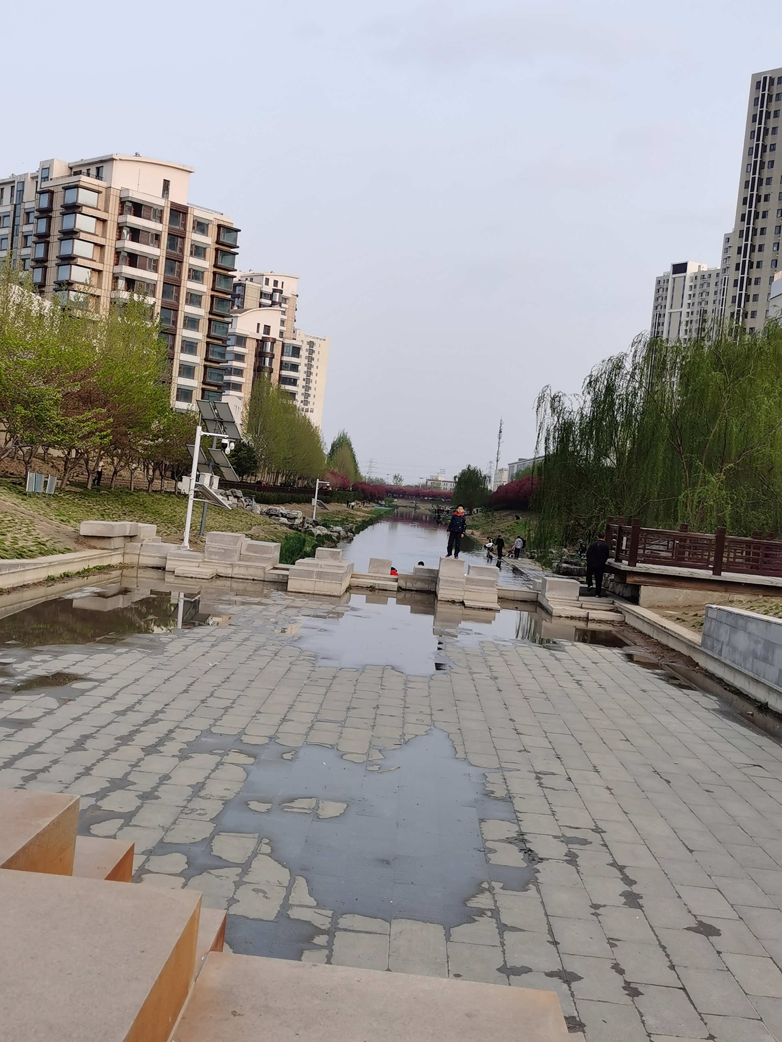 春天的萧太后河公园适合去赏花看瀑布