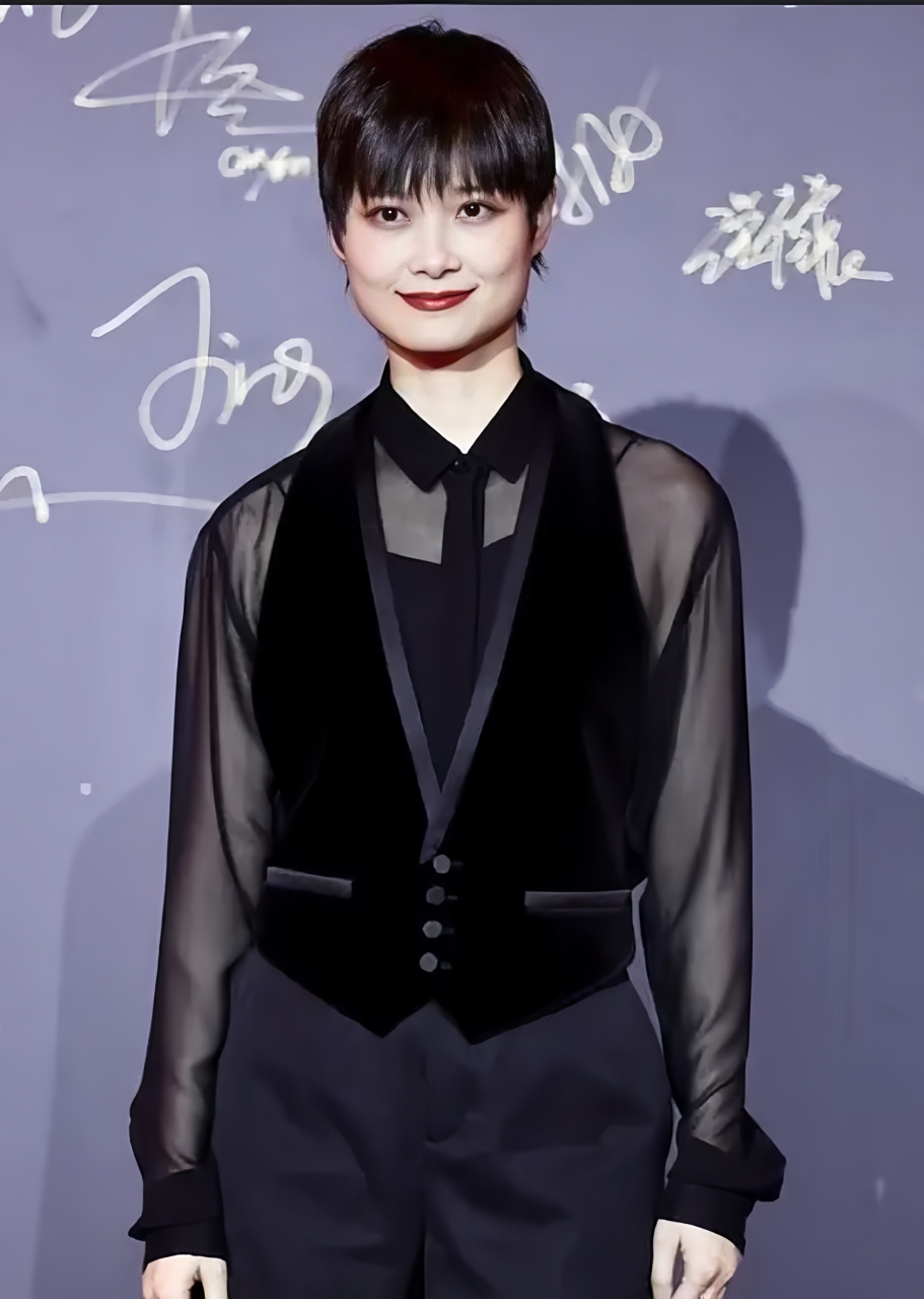 李宇春的着装真是令人惊叹,她在认真打扮时展现出了迷人的女性魅力.