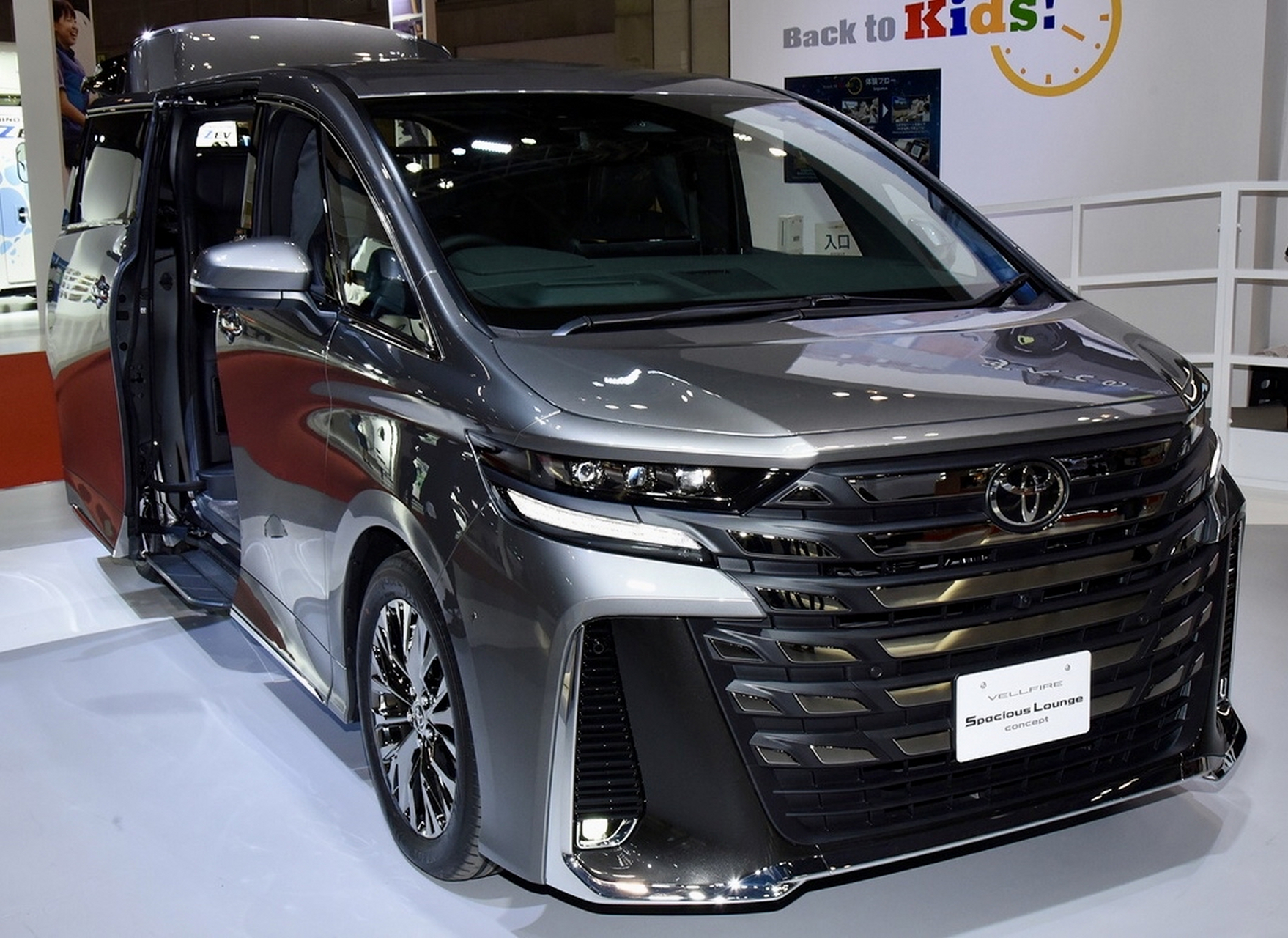 2024款丰田威尔法phev基本款,前脸设计本人欣赏不来,后尾灯确实是设计