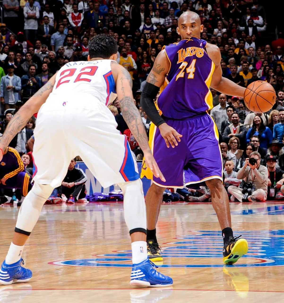 叼着球衣的科比