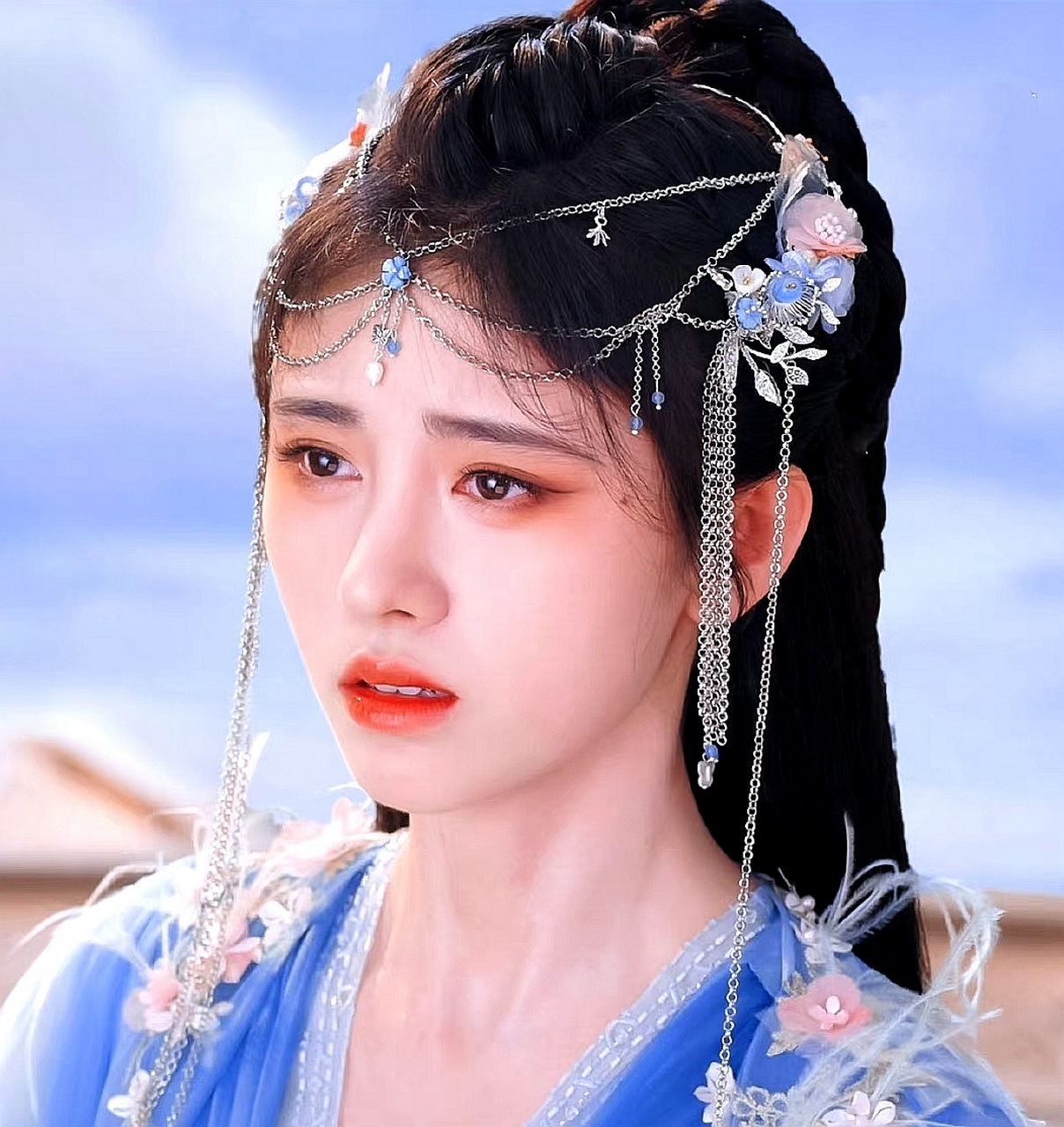 同样是满头配饰的古装打扮,鞠婧祎的画风很影楼,古力娜扎反而多了几分