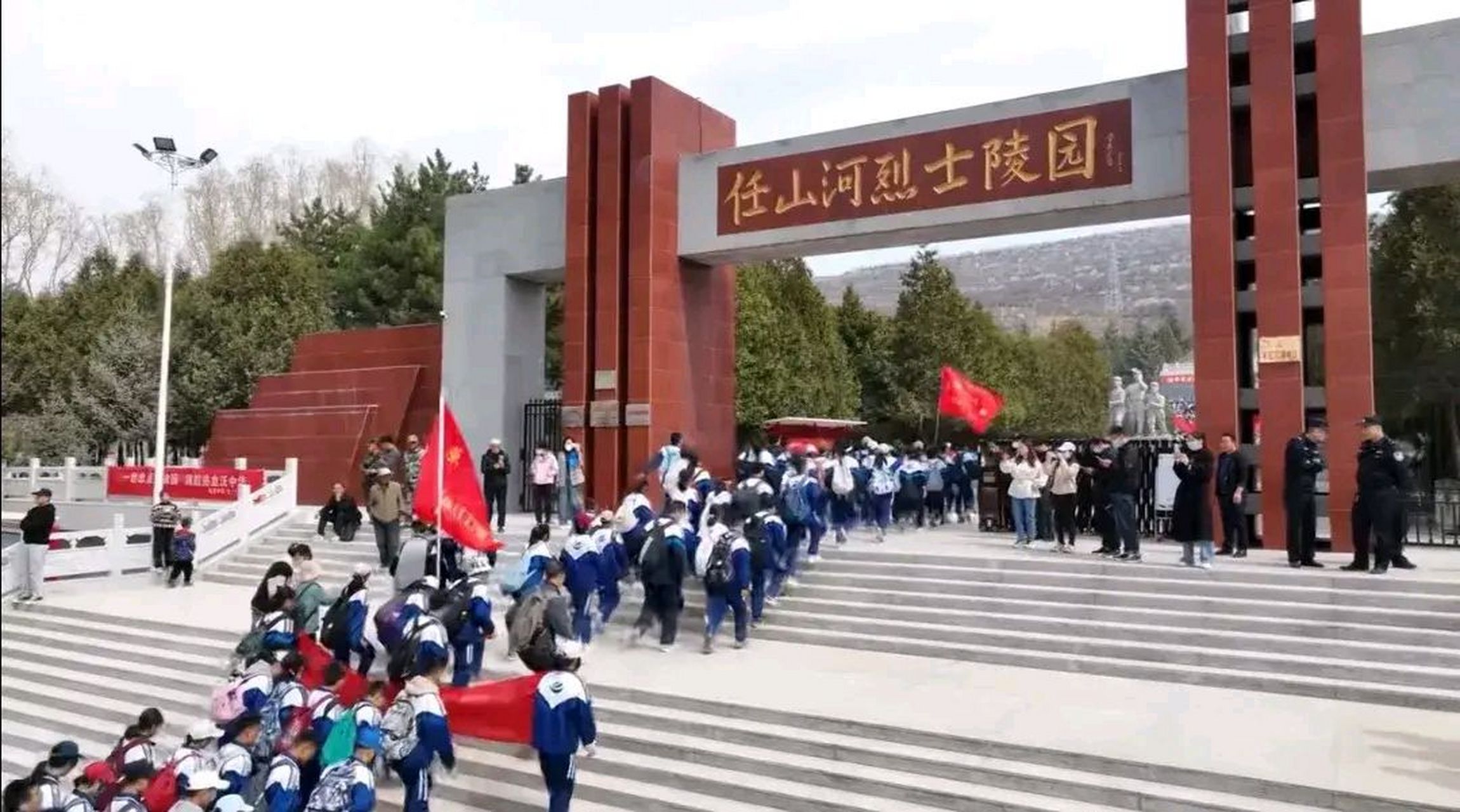 学校回应2000学生徒步54公里祭英烈 近日,宁夏固原市的固原市第二中学