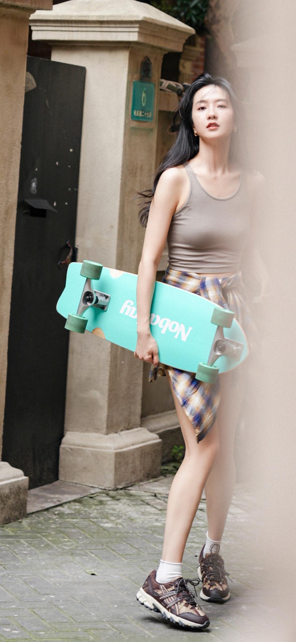 许龄月又俏皮又可爱.性感美腿藏不住.