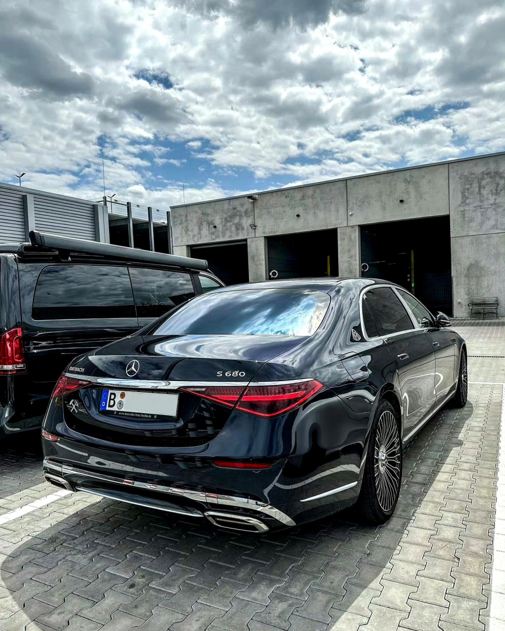 身价多少钱才可以考虑一台v12发动机的迈巴赫s680呢?