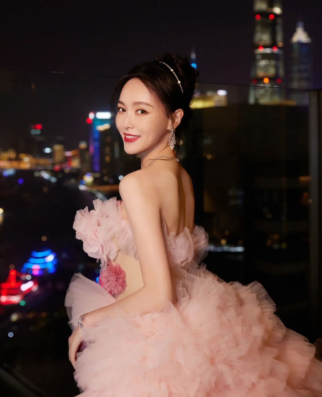 唐嫣粉色长裙大修美腿