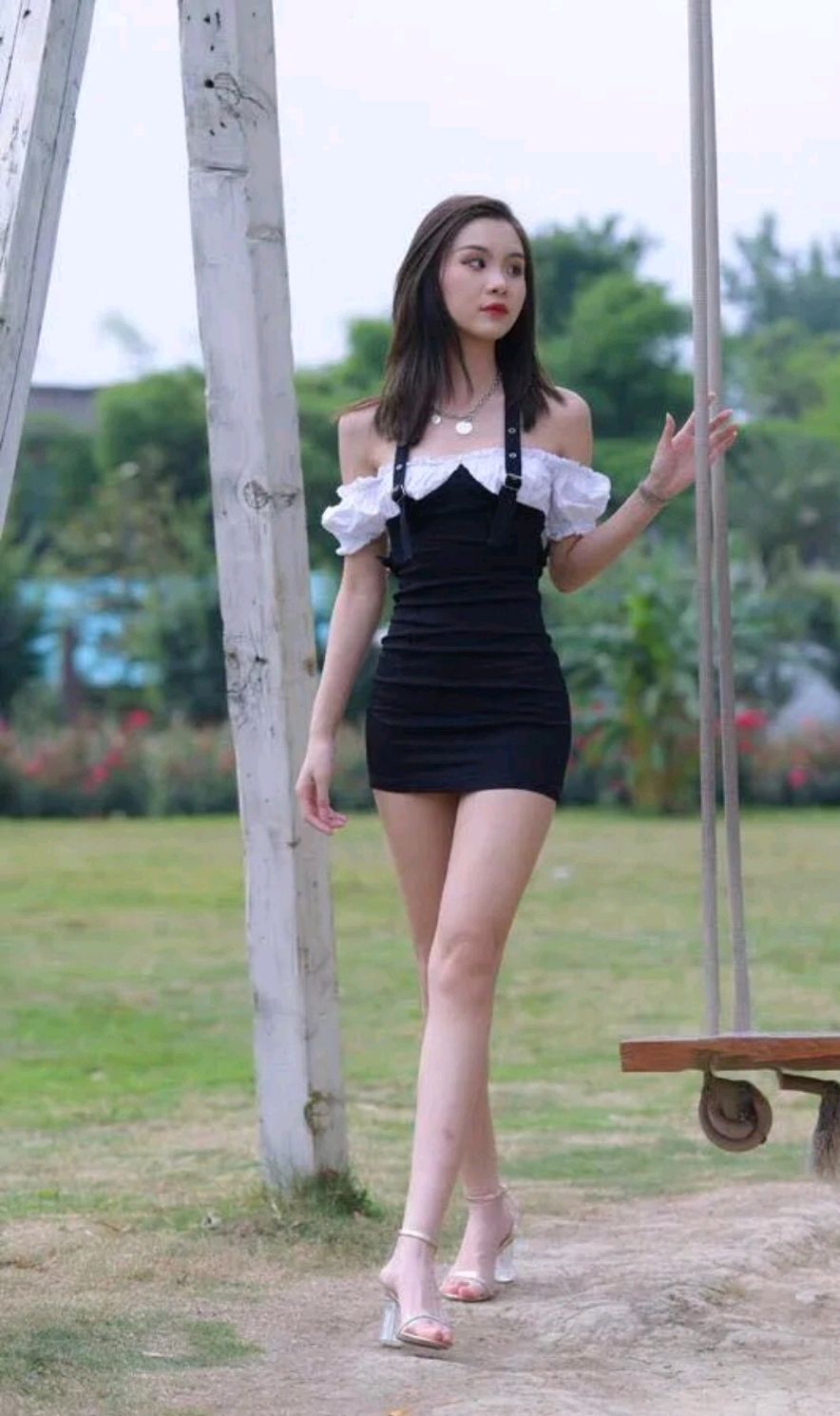 黑白拼接款超短款连衣裙,女神小姐姐天生身材高挑气质出众!