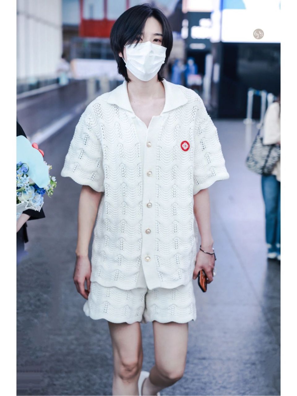 陆柯燃全白穿搭分享,清冷少年感 the9陆柯燃220602机场穿搭分享,针织