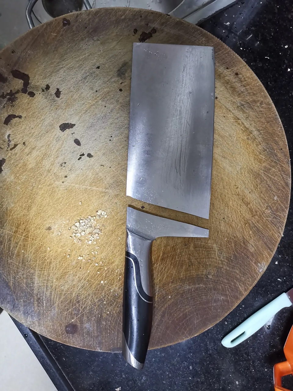 之前在网上看到有拍大蒜,把阳江十八子菜刀拍断的