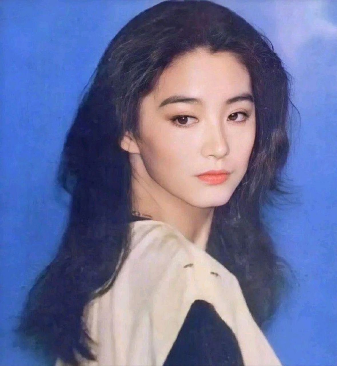 22岁的林青霞大概是娱乐圈里为数不多的能把"林黛玉"和"贾宝玉"两个