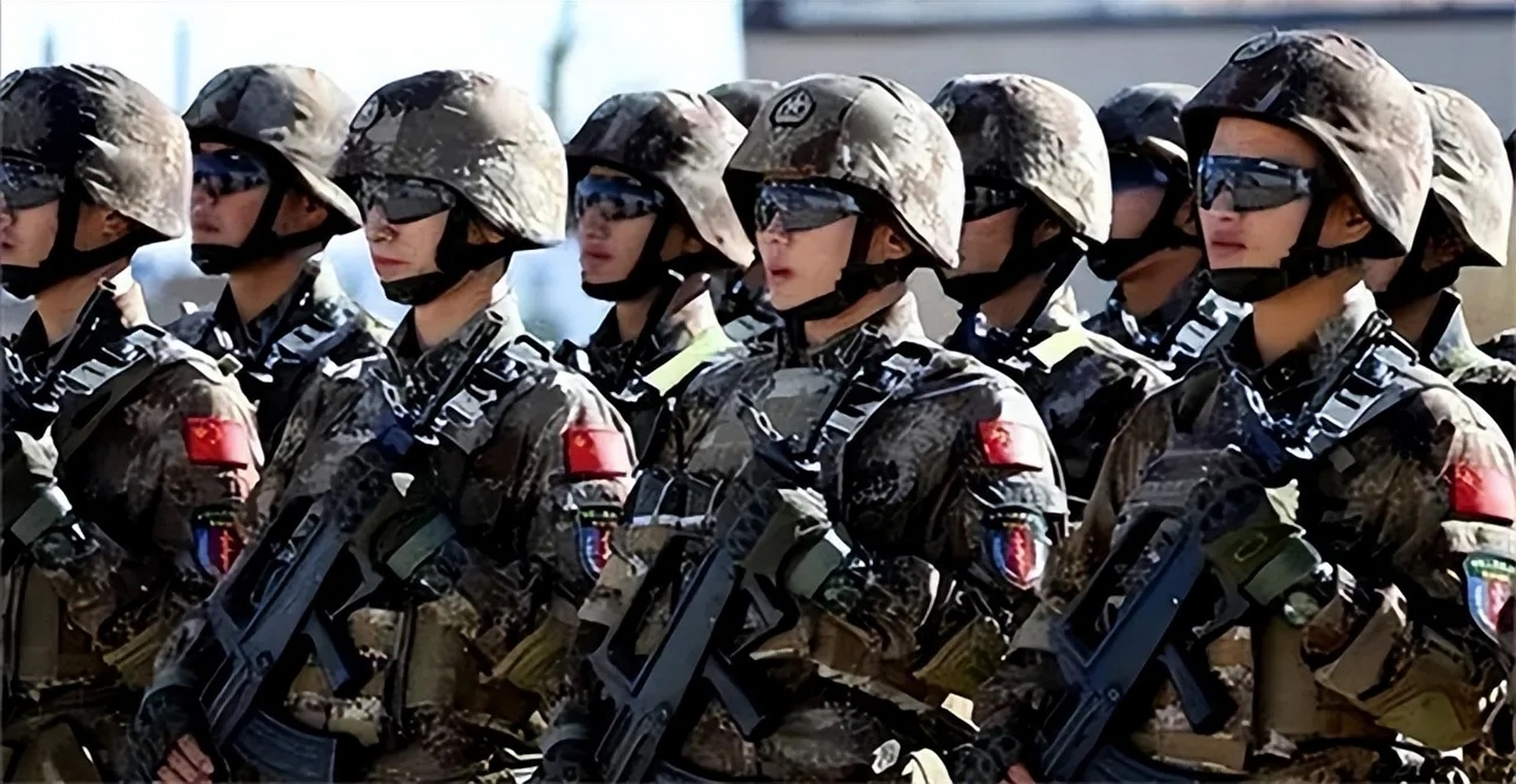 "还吹嘘中国陆军地表最强?部队说白了就是穷!不少中国士兵直到退伍都