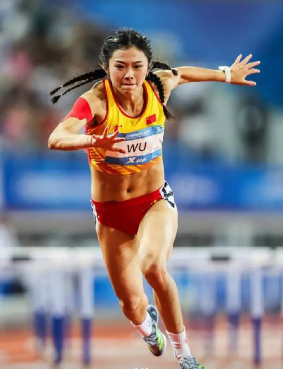 别羡慕那些骨瘦如柴的艺人 来看看跨栏美女吴艳妮,身高1米72,体重59