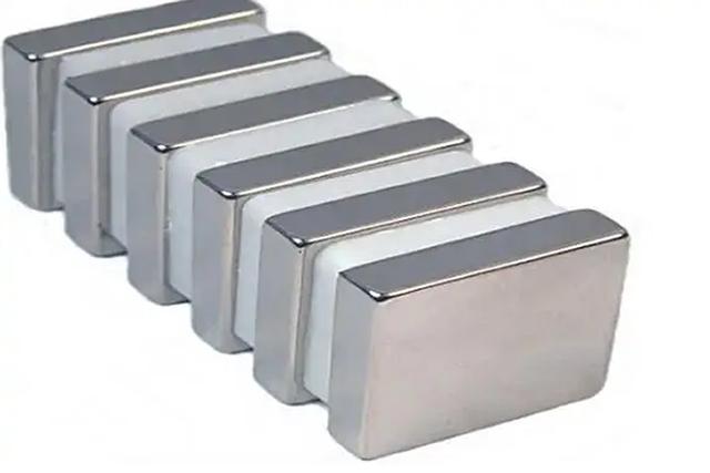 磁铁是怎么练成的?骨头放进中间直接被夹断,磁铁有多恐怖