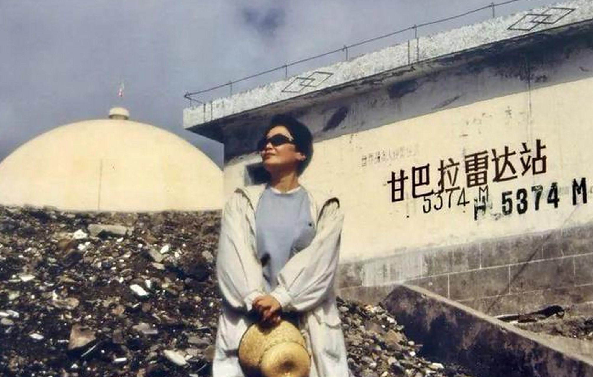 她是开国上将的女儿谢小沁,1980年,家中遭遇变故,而她却出乎意料地