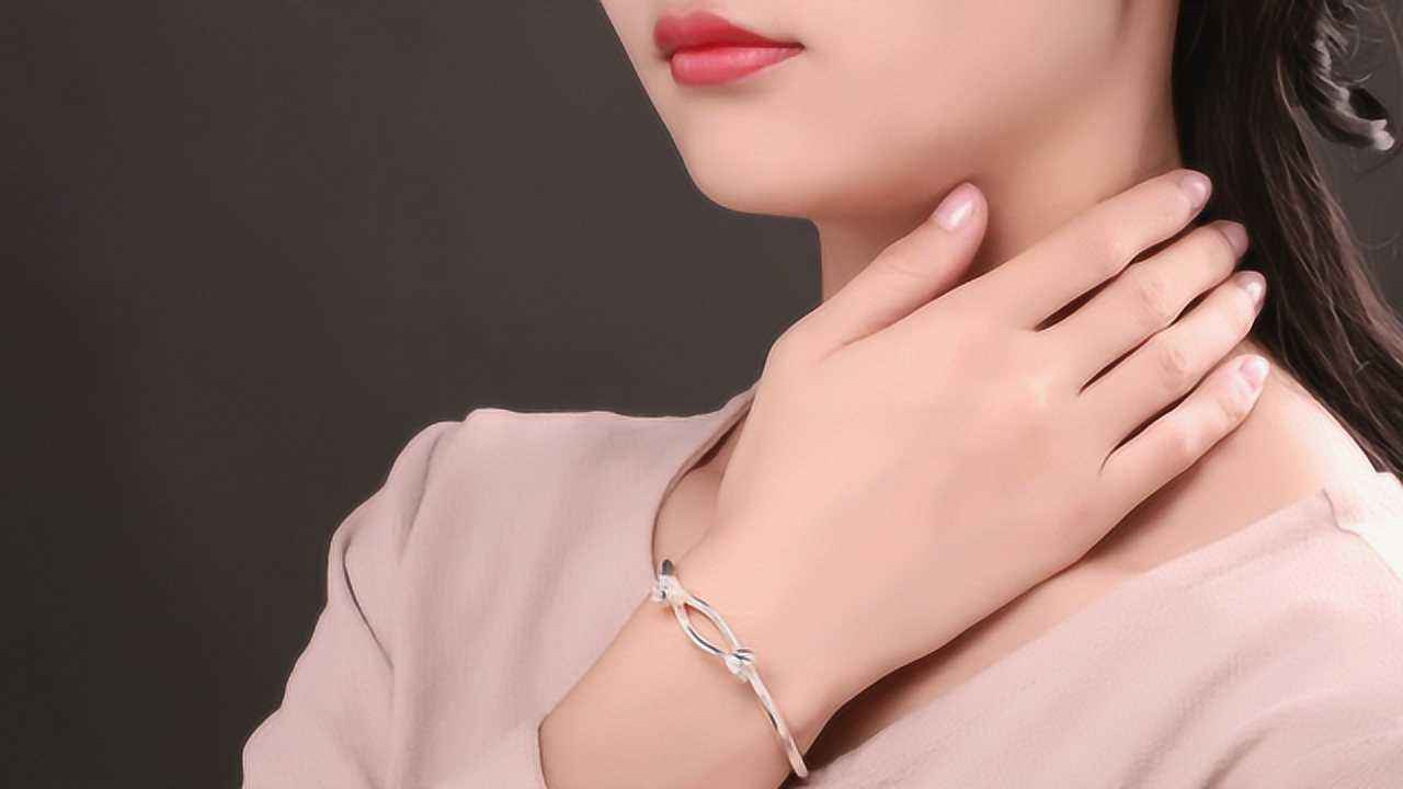 女性长期戴"银手镯",身体最后怎么样了呢?或许多数人还不了解