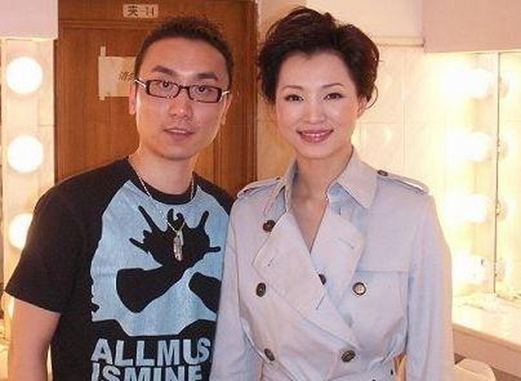 一天,有人问央视一姐董卿:宓春雷是个离过婚的男人,不就有几个钱吗